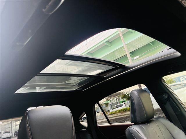 Teto de vidro do Toyota Harrier. Foto de anúncio externo; não é estoque da Auto Club Yu.