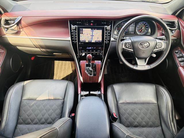 Painel e bancos dianteiros do Toyota Harrier. Foto de anúncio externo; não é estoque da Auto Club Yu.