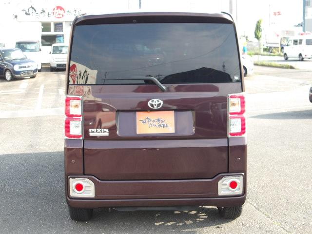 Vista traseira do Toyota Pixis Mega. Foto de anúncio externo; não é estoque da Auto Club Yu.